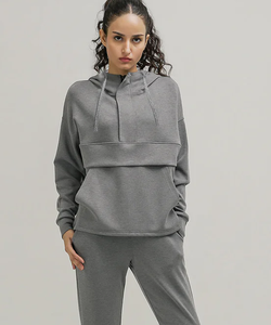 Sweat-shirt gris élégant et tendance pour femmes, restez élégante et confortable, ensemble de sweat-shirts parfaits pour se détendre, par Ako - Product Image 4