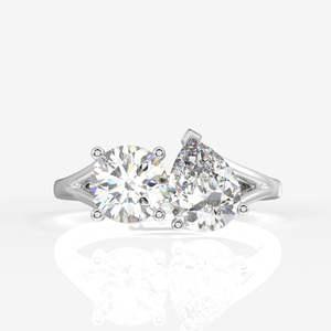 Bague Toi Moi en Or 18 carats et Moissanite, Coupe Ronde et Poire Éblouissante, Style Intriguant - Product Image 6