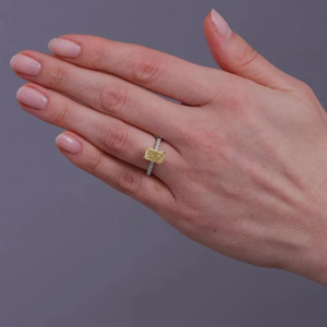 Bague de fiançailles 1ct Fancy Yellow Radiant Shape Lab Grown Diamond Solitaire Hidden Halo Certification IGI VS Clarity 14K Gold - Product Image 3