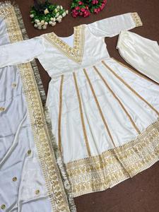 Vestido Blanco Bordado de Satén Japonés Pesado con Bordado Elaborado, Top con Encaje Elegante, Dupatta y Pantalón a Juego, Largo hasta el Suelo, para Fiesta - Product Image 3