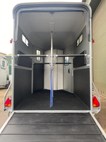 Remorque à chevaux en aluminium, remorque en bois pour chevaux/bovins avec fenêtres pour le transport d'animaux, bar mobile et entreprise de remorques sur mesure