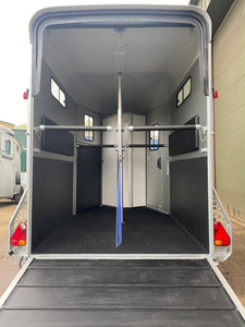 Remorque à chevaux en aluminium, remorque en bois pour chevaux/bovins avec fenêtres pour le transport d'animaux, bar mobile et entreprise de remorques sur mesure - Product Image 5