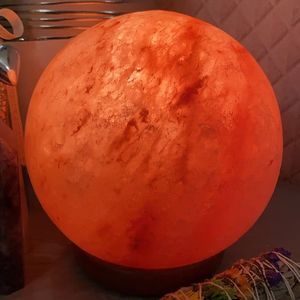 Lampe au sel de l'Himalaya en cristal naturel sculpté en forme de sphère ronde pour un éclairage nocturne paisible Intérieurs élégants inspirés de l'amour - Product Image 4