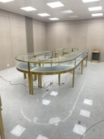 Présentoirs à bijoux en verre antivol pour kiosque de centre commercial avec éclairage LED et capteurs et système d'alarme dissimulés pour vitrine en espace ouvert