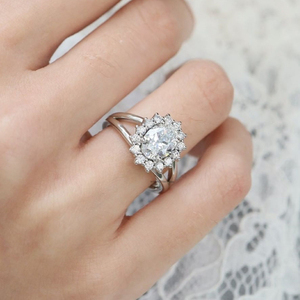 Bague de fiançailles en diamant Moissanite de taille ovale d'inspiration vintage pierre centrale de 2.2 carats avec tige fendue de halo et accents ronds - Product Image 4