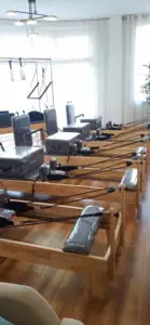 อุปกรณ์โยคะมืออาชีพเครื่อง Pilates Core Bed เครื่อง Oak ไม้โยคะพิลาทิสรีฟอร์มเมอร์
