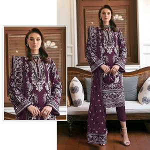 Costume pakistanais exclusif pour femmes avec broderie élégante et travail séquentiel parfait pour les fêtes de mariage célébration traditionnelle - Product Image 1