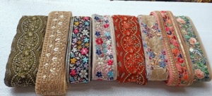 Ribete de Encaje Bordado Floral Ecológico Hecho a Medida en Cinco Colores en 1.25 Pulgadas de Ancho sobre Tela Base de Organza para Reventa - Product Image 4