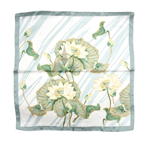 Écharpe longue en soie florale ethnique pour femmes - Haute qualité, douce, brillante, imprimé riche, sérigraphie et personnalisable - Product Image 2