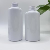 Bouteilles en PET blanches brillantes personnalisées en gros de 100/250 ml : contenants polyvalents pour les soins de la peau et les soins quotidiens pour l'emballage de marque