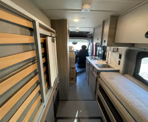 LISTA PARA ENVIAR Autocaravana Usada WINNEBAGO SOLIS 59PX 2025 de Lujo para Viajes Familiares, Euro 5, 4-6 Pasajeros, Blanca con Piso Acrílico - Product Image 2