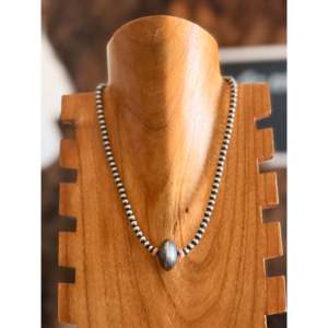 Collar de Perlas de Concha Rosa con Cuentas Estilo Étnico Navajo y Perla Graduada de Plata Esterlina en Cadena - Product Image 1