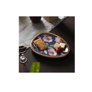 Plateau en bois au design unique fabriqué à la main plateau Vintage autocollant en émail antique plateau de service en bois décoratif cuisine maison nourriture - Product Image 1