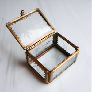 Joyero de Metal y Vidrio de Estilo Antiguo con Detalles Ornamentales de Latón, Interior Espacioso, Contenedor de Almacenamiento para Recuerdos - Product Image 1