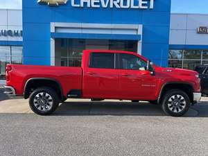 Chevrolet Silverado 2500HD LT Crew Cab 4WD 2024 Rojo Intenso Usado con Techo Solar, Arranque Remoto, Asientos de Cuero, Paquete Tecnológico, Volante a la Izquierda, Interior Oscuro - Product Image 2