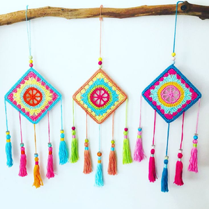 Élégant attrape-rêves en plumes de paon. Art mural Boho cerceau noir. Unique Home Decor pour chambre à coucher disponible chez wholesales - Product Image 4