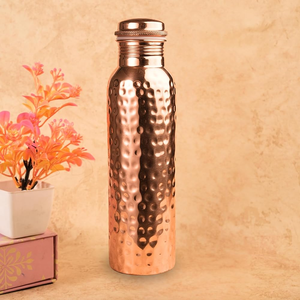 Elegante botella de agua antigua de cobre con propiedades ayurvédicas que benefician la salud y metal de primera calidad resistente al óxido. - Product Image 1