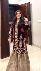 Ensemble élégant en velours de viscose pour soirée, avec un haut et un pantalon palazzo, un dupatta fantaisie et une riche broderie - Product Image 5