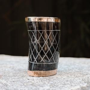 Vidrio de cuerno para beber, vidrio de cuerno para beber hecho a mano único con grabado a mano intrincado por J H, vidrio corto de cuerno para beber de 3 pulgadas - Product Image 1