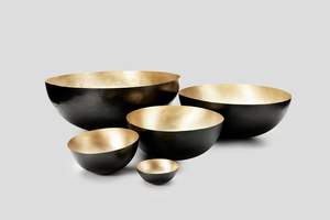 Ensemble de bols en métal élégant avec finition noire et dorée pour un service élégant et un accent de décoration moderne pour la maison - Product Image 2