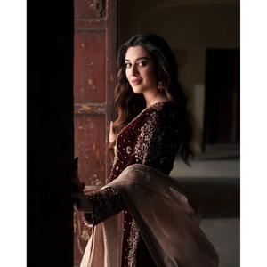 D FASHION GURU Salwar Kameez de luxe en velours pour femme, longue kurta brodée, dupatta Jimmi Chuu, tenue de mariage et de fête - Product Image 2