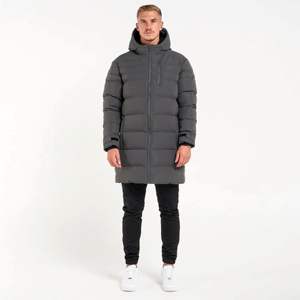 Manteau long à capuche pour homme élégant avec design matelassé et coupe confortable pour temps froid - Product Image 1
