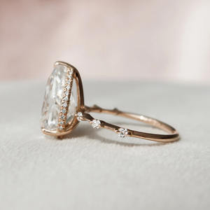 Anillo de compromiso de moissanita de corte de pera alargado de 4 quilates, joyería de boda elegante y duradera - Product Image 4