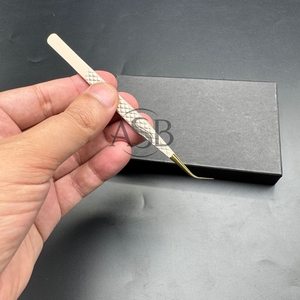 แหนบขนตาปลอม90องศาสีทองนู้ดที่หนีบติดเพชรที่หนีบขนตาแบบแยกปลายแหลมทำจากสเตนเลสตามสั่ง - Product Image 5