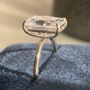 Anillo de compromiso y promesa vintage de moissanita con corte cojín, chapado en oro sobre plata, engaste de puntas, piedra rectangular, anillo de viaje - Product Image 6
