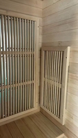 Suite de sauna extérieur au design moderne avec bois de cèdre rouge et refroidisseur intelligent pour la cryothérapie dans un jardin de villa de luxe haut de gamme