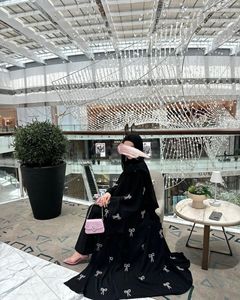 Vente en gros d'abayas personnalisées en soie anti-rides, faites à la main, en satin de Dubaï, à manches longues, élégantes, de haute qualité, pour femmes musulmanes - Product Image 2