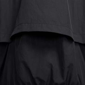 Ensemble de vêtements de sport deux pièces noirs personnalisés pour hommes, pull d'extérieur imperméable avec poches zippées et logo avant, teint uni - Product Image 3