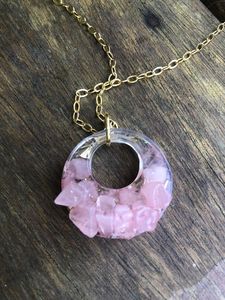 สินค้ามาใหม่แนวสตรีทบอยขายดีสร้อยคอไข่มุกเรซินใสสร้อยคออะคริลิคสำหรับผู้ชายแนวฮิปฮอปพังค์ - Product Image 3