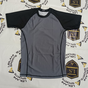 เสื้อรัดกล้ามเนื้อ MMA แขนสั้น โพลีเอสเตอร์ พิมพ์โลโก้ตามสั่ง คุณภาพสูง ออกแบบเองได้ ผ้ารัดกล้ามเนื้อแบบบีเจเจ แขนยาว - Product Image 1