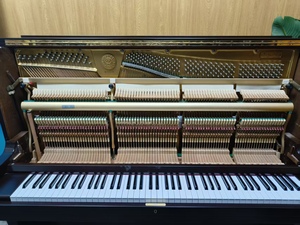 Suministro de fábrica utilizado para Kawai KU3D, modelo vertical de Piano acústico marrón para jugadores profesionales, Piano japonés de segunda mano - Product Image 6