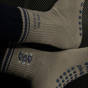 Chaussettes de Pilates antidérapantes en coton doux personnalisées pour femmes avec logo brodé « Catch Of The Day » – Fabricant de chaussettes de yoga - Product Image 2