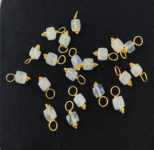 Abalorios de piedra lunar Arco Iris piedra lunar forma de cubo encanto 925 plata esterlina elegante bisel piedra natal encantos joyería curativa hecha a mano - Product Image 1