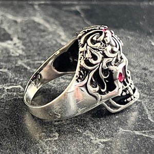 Anillo Gótico de Calavera Hecho a Mano para Hombre, Estilo Punk Bohemio Motero, Diseño Oxidado con Incrustaciones, Regalo Especial para Motociclistas y Amantes de la Guitarra - Product Image 5