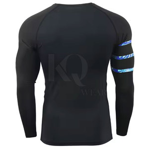 เสื้อรัดกล้ามเนื้อสำหรับออกกำลังกายระดับสูงสำหรับผู้ชาย ระบายอากาศได้ดี ผลิตจากผ้าสแปนเด็กซ์/โพลีเอสเตอร์ที่เป็นมิตรกับสิ่งแวดล้อม เหมาะสำหรับเล่นเซิร์ฟ ว่ายน้ำ และศิลปะการต่อสู้ - Product Image 2