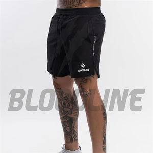 Shorts de sport noirs pour hommes BLOODLINE, taille mi-haute élastique, motif camouflage, matière PU, poches, séchage rapide, avec logo frontal - Product Image 2