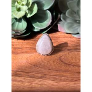 Anillo Reda Galvan con Incrustaciones de Piedras Lunares, Moderno y Elegante, con Baño de Oro Rosa, Talla 6, Regalo Perfecto - Product Image 1
