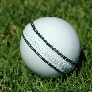 Balle dure de cricket fabriquée en usine Vêtements de sport de haute qualité Balle dure de cricket en pièces fraîches - Product Image 1