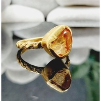 Bague vintage en laiton Soumya Creations plaquée or avec pierre précieuse naturelle brute sertie en clos, incrustation en forme d'aile, cadeau unisexe