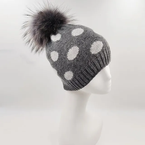 Bonnets en acrylique à pompon en renard personnalisés en gros Nouveau design tendance à pois pour enfants Style d'image tricoté uni - Product Image 5