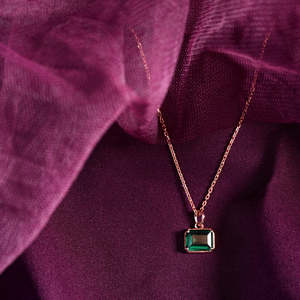 Collar con Colgante Celia de Plata de Ley 925 CLARA, Corte Esmeralda, Patrón Geométrico de Diamantes, Engaste de Bisel, Rodio, Oro de 14K, para Regalo - Product Image 2
