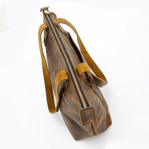 Sac fourre-tout en cuir véritable fait main pour femmes Sac fourre-tout en cuir gris foncé multi-usages avec fermeture éclair et logo de créateur personnalisé - Product Image 3