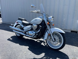 Ordene Ahora la Motocicleta Cruiser de Turismo Suzuk1 <span class=keywords><strong>Boulevard</strong></span> C50T 2025 de 805cc, Motor V-Twin, Inyección Electrónica, Refrigeración Líquida, 5 Velocidades y Transmisión por Eje - Product Image 3