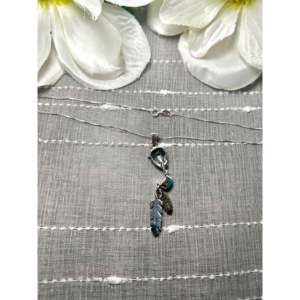 Collier en turquoise Kingman et argent sterling, fabriqué par des artisans Navajo, conçu en forme de flèche, idéal pour un cadeau - Product Image 2