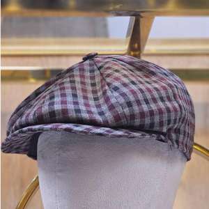 Esta es una gorra de lana a cuadros en blanco y negro. - Product Image 5