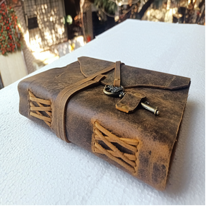 Este es un diario de cuero vintage hecho a mano con un aspecto rústico y antiguo. La cubierta está hecha de cuero marrón envejecido genuino. - Product Image 1